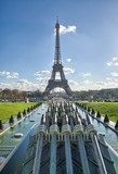 Widok na Wieżę Eiffla z fontannami Trocadéro Fototapety Wieża Eiffla Fototapeta