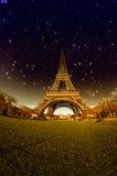 Wieża Eiffla w magicznej nocnej aurze Fototapety Wieża Eiffla Fototapeta