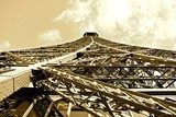 Wieża Eiffla z dołu w sepiowym ujęciu artystycznym Fototapety Wieża Eiffla Fototapeta