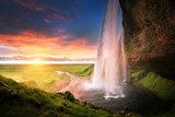 Wodospad Seljalandsfoss o zachodzie słońca na Islandii Fototapety Wodospad Fototapeta