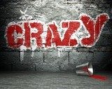 Wyraziste graffiti CRAZY na surowej ceglanej ścianie Fototapety Graffiti Fototapeta