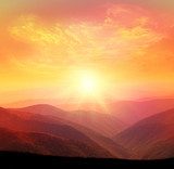 Z promieniem słońca nad górami  Fototapety Góry Fototapeta