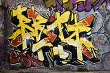 Złote graffiti na szarym tle blokowiska Fototapety Graffiti Fototapeta