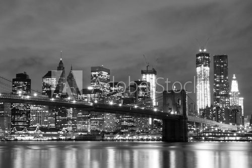 Manhattan nocą - krajobraz w bieli i czerni Fototapety do Sypialni Fototapeta