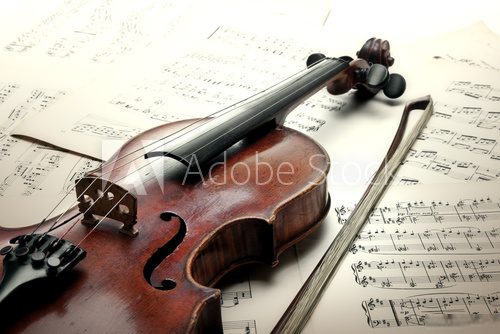 Old scratched violin with sheet music. Vintage style.  Muzyka Obraz
