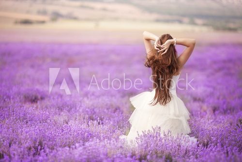 Bride in wedding day in lavender field  Ludzie Obraz