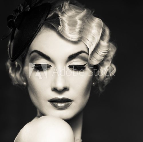 Monochrome picture of elegant blond retro woman   Ludzie Obraz