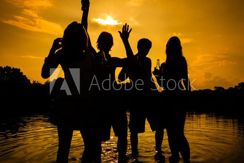 Gruppe feiert Party am Strand  Ludzie Obraz