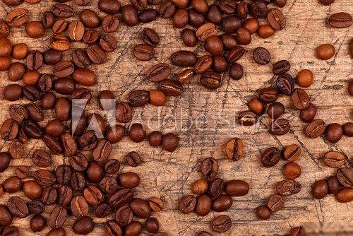 Coffe beans on old scratched table  Kawa Fototapeta