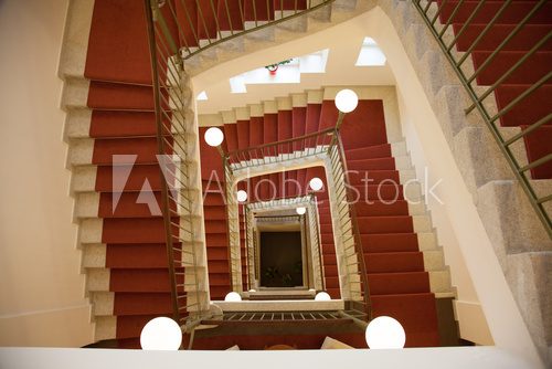 Treppenhaus mit Treppe von oben nach unten  Schody Fototapeta