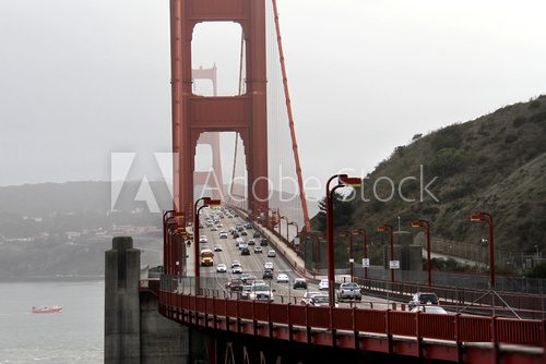 close up of Golden Gate Bridge with traffic on it  Fototapety Mosty Fototapeta