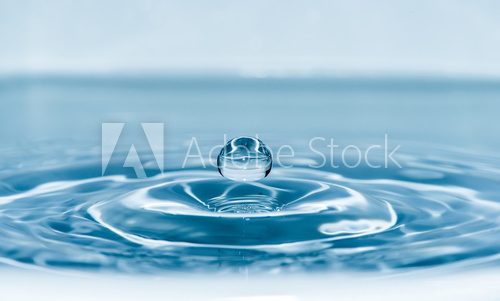 Kropla w morzu niebieskiej tafli Fototapety do Salonu Fototapeta