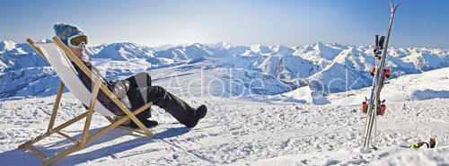 Jeune femme dÃ©tente au ski, panorama  Fototapety do Pokoju Nastolatka Fototapeta
