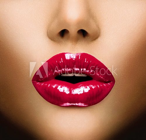 Sexy Lips. Beautiful Make-up Closeup. Kiss  Ludzie Obraz