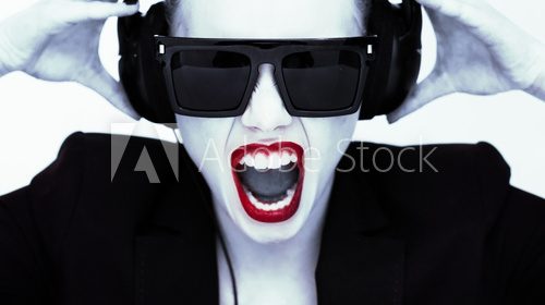 Dramatic portrait of a woman in headphones  Ludzie Obraz