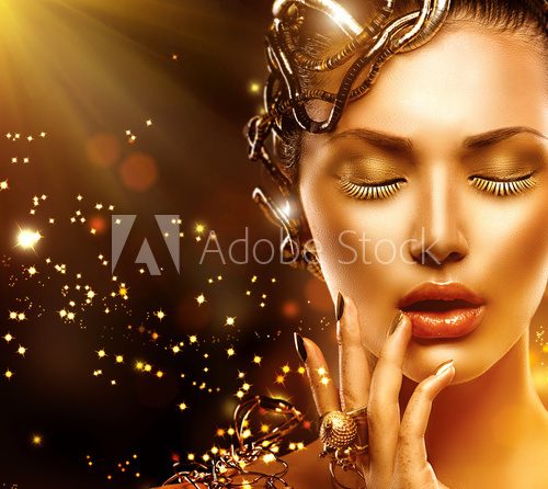 Model girl face with gold skin, nails, make-up and accessories  Ludzie Obraz