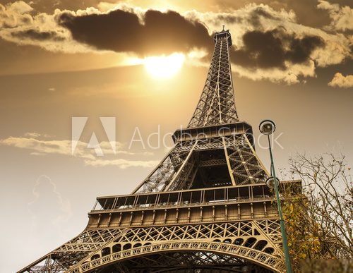 Paris, Nov 27: The Eiffel tower, view from below.  Fototapety Wieża Eiffla Fototapeta
