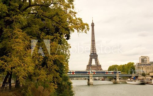 View of the Eiffel tower, moving subway train autumn trees  Fototapety Wieża Eiffla Fototapeta