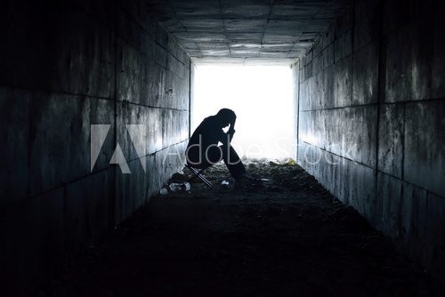 depressed man sitting in the tunnel  Ludzie Obraz