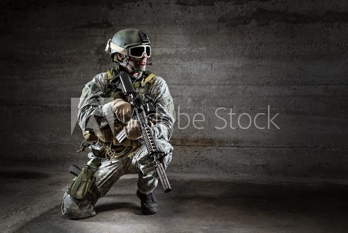 Soldier with mask rifle and backpack  Ludzie Plakat