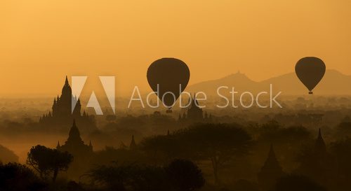Sunrise mist over the plains of Bagan - Myanmar  Pejzaże Plakat