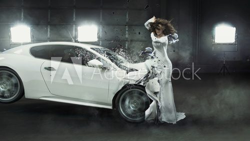 Alluring fashionable lady in the middle of car crash  Fototapety do Pokoju Nastolatka Fototapeta