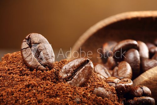 Coffee beans macro on a brown background  Fototapety do Kawiarni Fototapeta