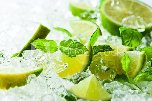 lime and leaves of mint with ice  Owoce Obraz