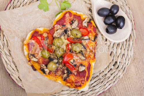heart shaped pizza  Obrazy do Jadalni Obraz