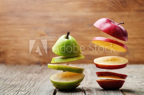 flying slices of fruit: apple, pear Owoce Obraz