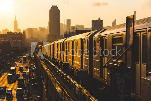 Subway Train in New York at Sunset Industrialne Fototapeta