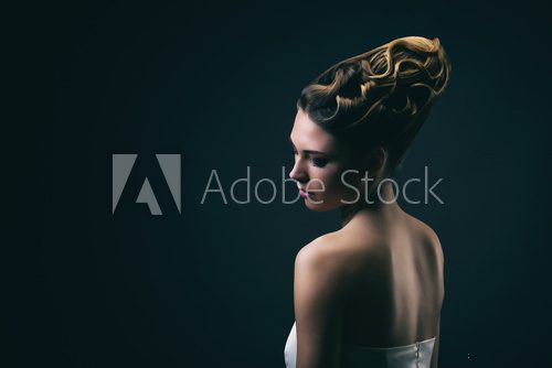 Portrait d'une jeune femme portant un chignon, de profil  Obrazy do Salonu Fryzjerskiego Obraz