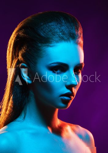 Portrait of a beautiful, seductive and young girl. Mixed and fashionable lightning effect. Obrazy do Salonu Fryzjerskiego Obraz
