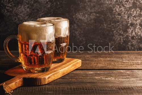 Cold beer in glass with chips on a dark background. Obrazy do Jadalni Obraz