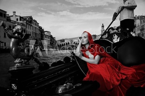 Beautifiul woman in red cloak riding on gandola  Fototapety Czarno-Białe Fototapeta