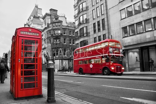 Cabine tÃ©lÃ©phonique et bus rouges Ã  Londres (UK)  Fototapety Czarno-Białe Fototapeta