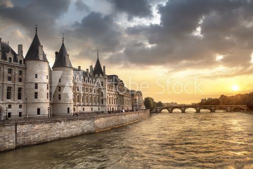 Paris La Conciergerie France  Zachód Słońca Fototapeta