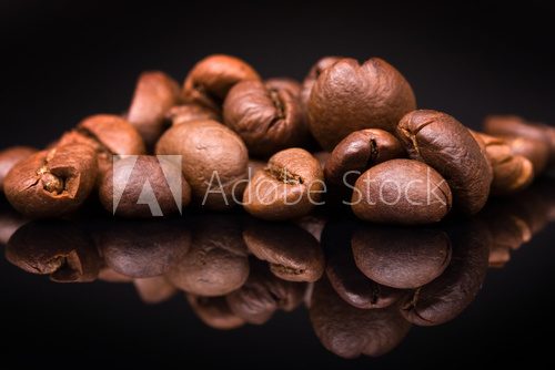 heap of coffee beans on black background  Kawa Fototapeta