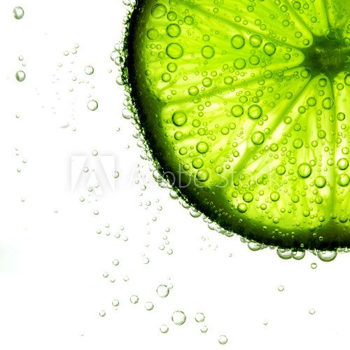 Zielona limonka w szklance wody Obrazy do Kuchni  Obraz