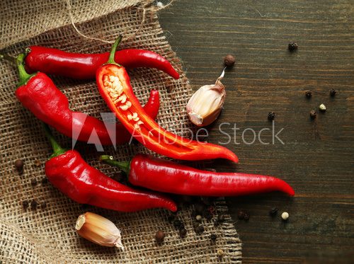 Na ostro - czerwona papryczka chili i czosnek Obrazy do Kuchni  Obraz