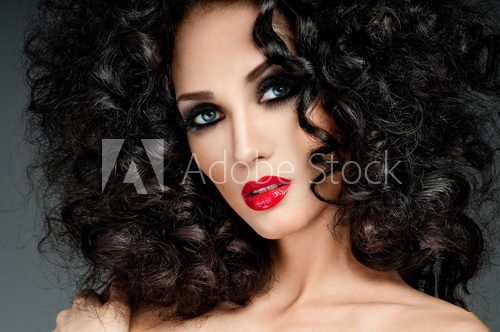 beautiful brunette with gorgeous curly hair  Obrazy do Salonu Fryzjerskiego Obraz