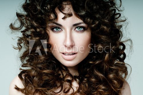 beautiful brunette with curly hair  Obrazy do Salonu Fryzjerskiego Obraz