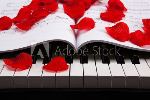 Piano keys and musical book  Muzyka Obraz