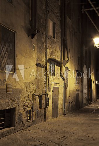 Ancient alleyway in Pisa (Tuscany, Italy) at night  Fototapety Uliczki Fototapeta