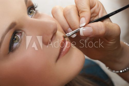 Atelier maquillage - portrait d'une ado se faisant maquiller  Obrazy do Salonu Kosmetycznego Obraz