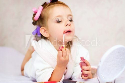 kid painting lips  Obrazy do Salonu Kosmetycznego Obraz
