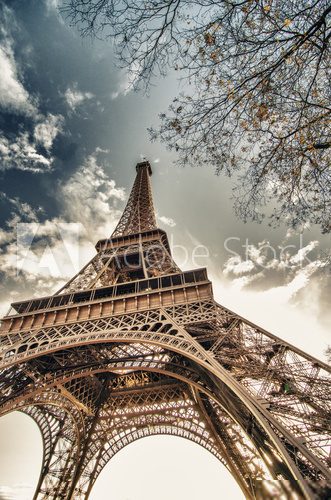 U stóp Eiffla - Paryż  Fototapety Wieża Eiffla Fototapeta