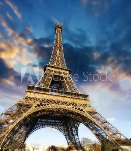 Beautiful photo of the Eiffel tower in Paris with gorgeous sky c Fototapety Wieża Eiffla Fototapeta