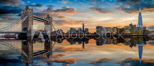 Die Skyline von London: von der Tower Bridge bis zum Tower nach Sonnenuntergang mit Reflektionen in der Themse Mosty Obraz