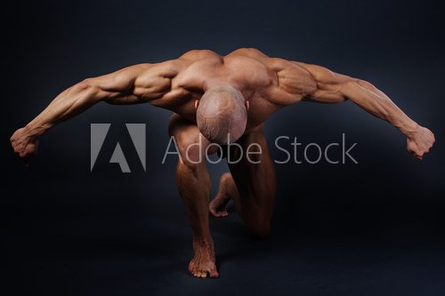 Dynamiczna siła i precyzja bodybuildera Fototapety do Siłowni Fototapeta